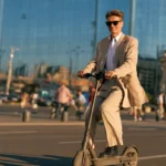 Cinci ani pe trotineta electrică: ce m-au învățat căzăturile despre viteză, cască și riscul de accident